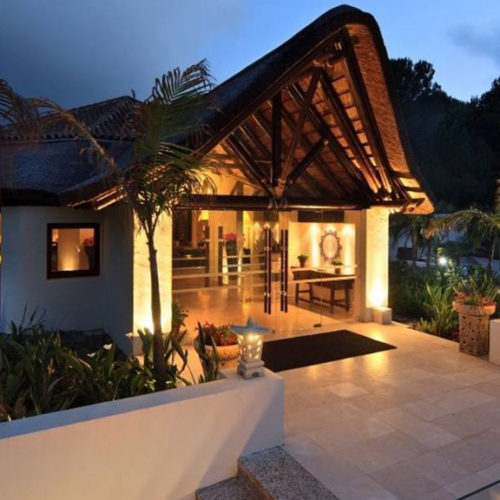 SHANTI-SOM Wellbeing Retreat - ReiseSpa Wellness Retreat - Eingang abends